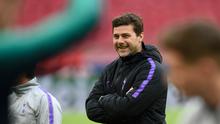 Pelatih Tottenham Hotspur, Mauricio Pochettino tersenyum saat melihat pemainnya berlatih selama sesi latihan tim di Amsterdam, Belanda  (7/5/2019). Tottenham akan bertanding melawan Ajax Amsterdam pada leg kedua babak semifinal Liga Champions di Johan Cruijff Arena. (AFP Photo/Emmanuel Dunand)