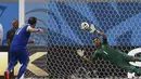 Aksi penjaga gawang Kosta Rika, Keilor Navas (kanan), saat memblok tendangan penalti Theofanis Gekas (Yunani) di laga 16 besar Piala Dunia 2014 di Stadion Pernambuco, Recife, (30/6/2014). (REUTERS/Damir Sagolj) 