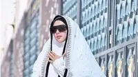 Syahrini kenakan hijab dan gamis selama berada di Tanah Suci (Foto: Instagram)