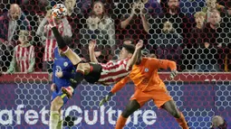 Chelsea dan Brentford sebenarnya punya cukup banyak peluang, tapi hanya satu yang menjadi gol. Gol semata wayang di laga itu terjadi pada menit ke-45 dari sepakan keras Ben Chilwell. (AP/Matt Dunham)