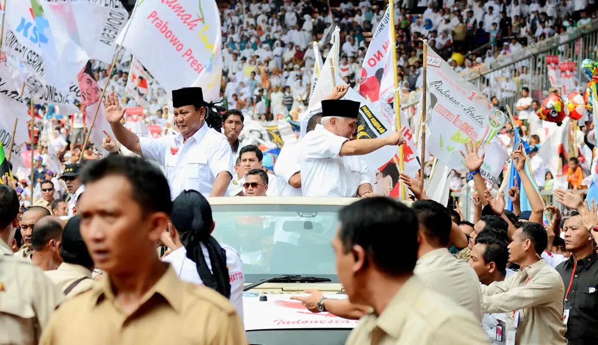  Hatta Radjasa pun tak ketinggalkan, ia menunjukkan jari telunjuknya ke arah ribuan peserta kampanye (Liputan6.com/Faizal Fanani)