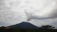 Potret pemandangan Gunung Agung di Karang Asem, Bali (30/11). H+6 pasca erupsi, warna merah di puncak Gunung Agung mulai tampak samar, berbeda dengan beberapa hari sebelumnya. (Liputan6.com/Immanuel Antonius)