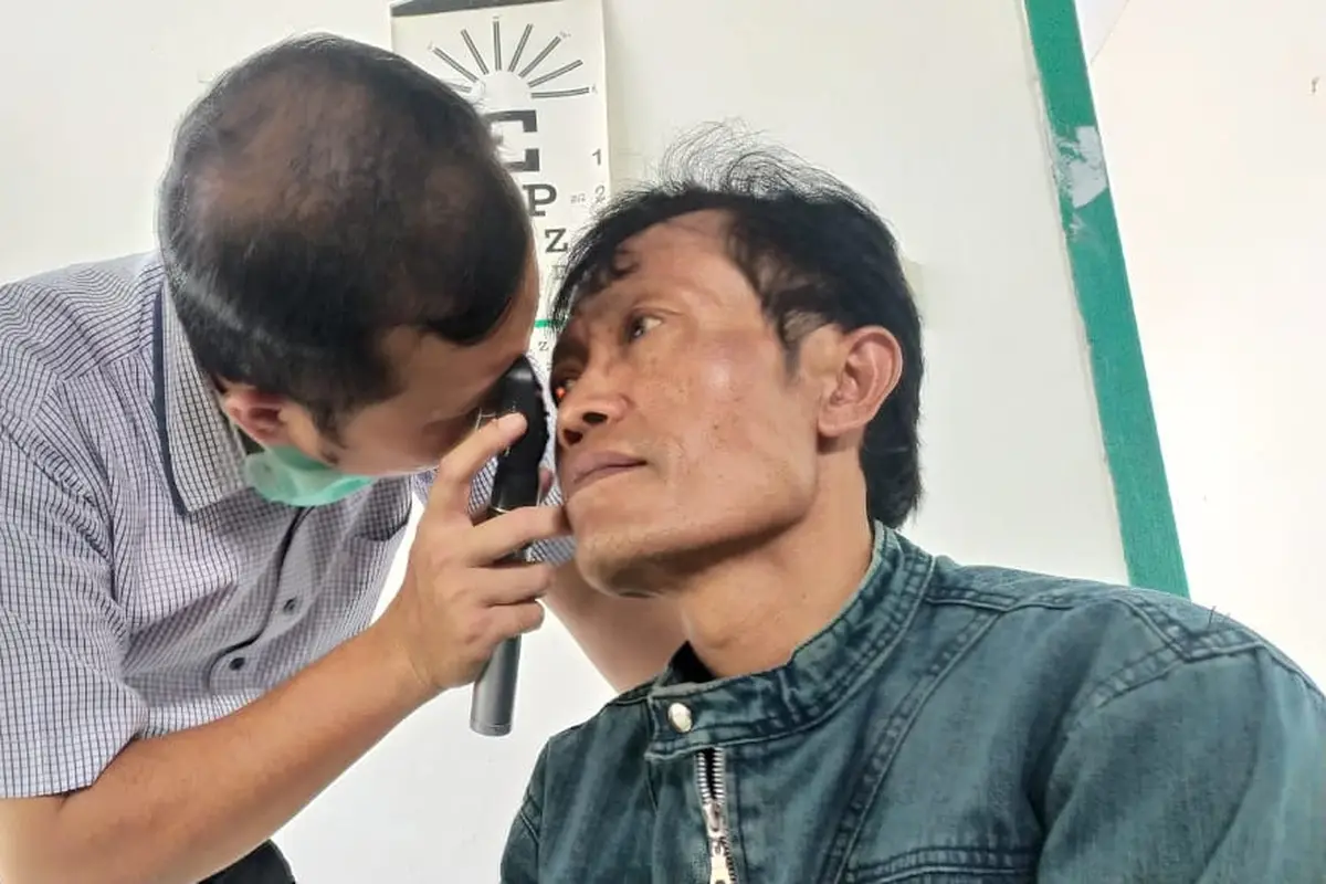 Dr Andi Surahmat saat blusukan melakukan pemeriksaan di Kecamatan Pagentan, Banjarnegara. (Foto: Liputan6.com/RSI Banjarnegara/Muhamad Ridlo)