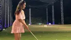 Usai merayakan ulang tahunnya dengan cukup meriah di sebuah beach club di Bali, Mayang Lucyana membagikan momen saat asyik bermain golf. Di momen yang sekilas tak ada yang aneh ini, dirinya ternyata kembali dicibir karena busana yang dikenakan. (Liputan6.com/IG/@mayaang.lucyaana)