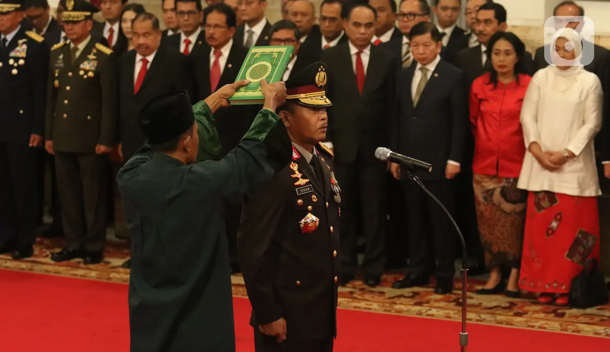 Komjen Pol Idham Azis diambil sumpahnya saat upacara pelantikannya sebagai Kapolri di Istana Negara, Jakarta, Jumat (1/11/2019). Idham Azis dilantik menjadi Kapolri menggantikan Tito Karnavian yang diangkat menjadi Mendagri. (Liputan6.com/Angga Yuniar)