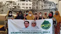 Komunitas Ibu Pengajian (KIP) Surabaya mendeklarasikan Airlangga Hartarto dan Khofifah untuk bisa maju dalam Pemilihan Presiden 2024.(Dian Kurniawan/Liputan6.com)