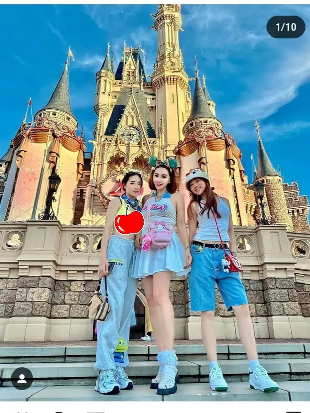 Femmy Permatasari berada di Disneyland Tokyo, Jepang bareng dua putrinya (Foto: instagram femmypermatasari)
