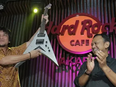 Pemenang lelang diwakili Eddy Gun (kiri) menerima gitar milik band Megadeth yang dilelang dalam acara di Jakarta, Jumat (30/11). Gitar yang dilelang untuk membantu korban gempa di Palu dan Donggala itu terjual seharga Rp150 juta. (New Fimela/Bambang Eros)