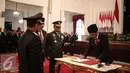 Presiden Jokowi menandatangani surat pengesahan menjabat Kapolri di Istana Negara, Jakarta, Rabu (13/7).  Tito Karnavian resmi menjadi Kapolri menggantikan Jenderal Badrodin Haiti. (Liputan6.com/Faizal Fanani)
