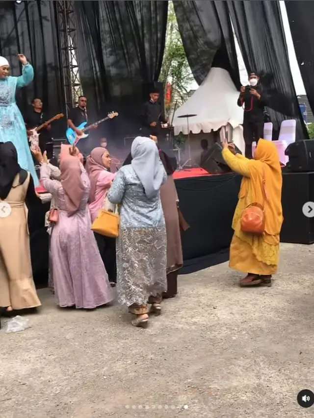 6 Potret Ikke Nurjanah Manggung di Acara Hajatan Pernikahan, Tampil Sederhana