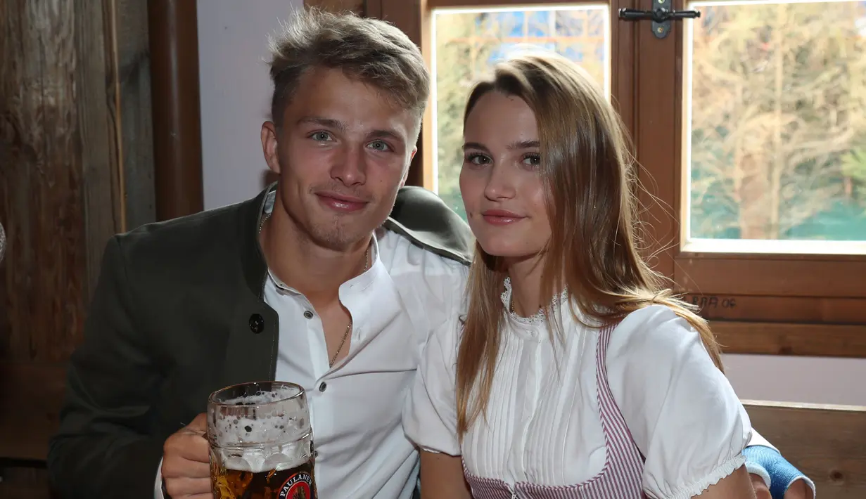 Penyerang Bayern Munchen, Jann-Fiete Arp dan pacarnya Linda Wethmar berpose saat menghadiri festival bir Oktoberfest 2019 di Munich, Jerman selatan (6/10/2019). (AFP Photo/Stefan Matzke)