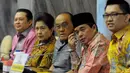 Ketum Partai Golkar Aburizal Bakrie (tengah) bersama Menteri Kesehatan Nila Moeloek (kedua kiri) mengikuti Forum Group Discusion (FGD) Partai Golkar,  Jakarta, Selasa (17/2). FGD tersebut bagian dari HUT Partai Golkar ke-47. (Liputan6.com/Andrian M Tunay)