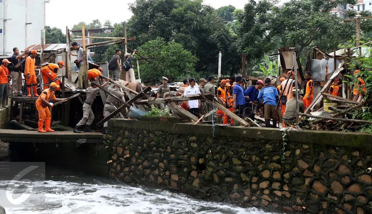 Proses penertiban bangunan di bantaran Kali Krukut, Jakarta, oleh petugas PPSU Kelurahan Petogogan dan Satpol PP, Rabu (12/10). Kali Krukut yang terhalang bangunan adalah penyebab banjir parah di Kemang beberapa waktu lalu. (Liputan6.com/Gempur M Surya)