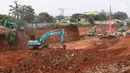 Alat berat mengeksekusi lahan dan bangunan milik  warga yang terkena proyek Jalan Tol Cinere-Jagorawi (Cijago) di Baktijaya, Sukmajaya, Depok, Jawa Barat, Selasa (11/12). Sebanyak 30 rumah dieksekusi dalam proyek ini. (Liputan6.com/Immanuel Antonius)