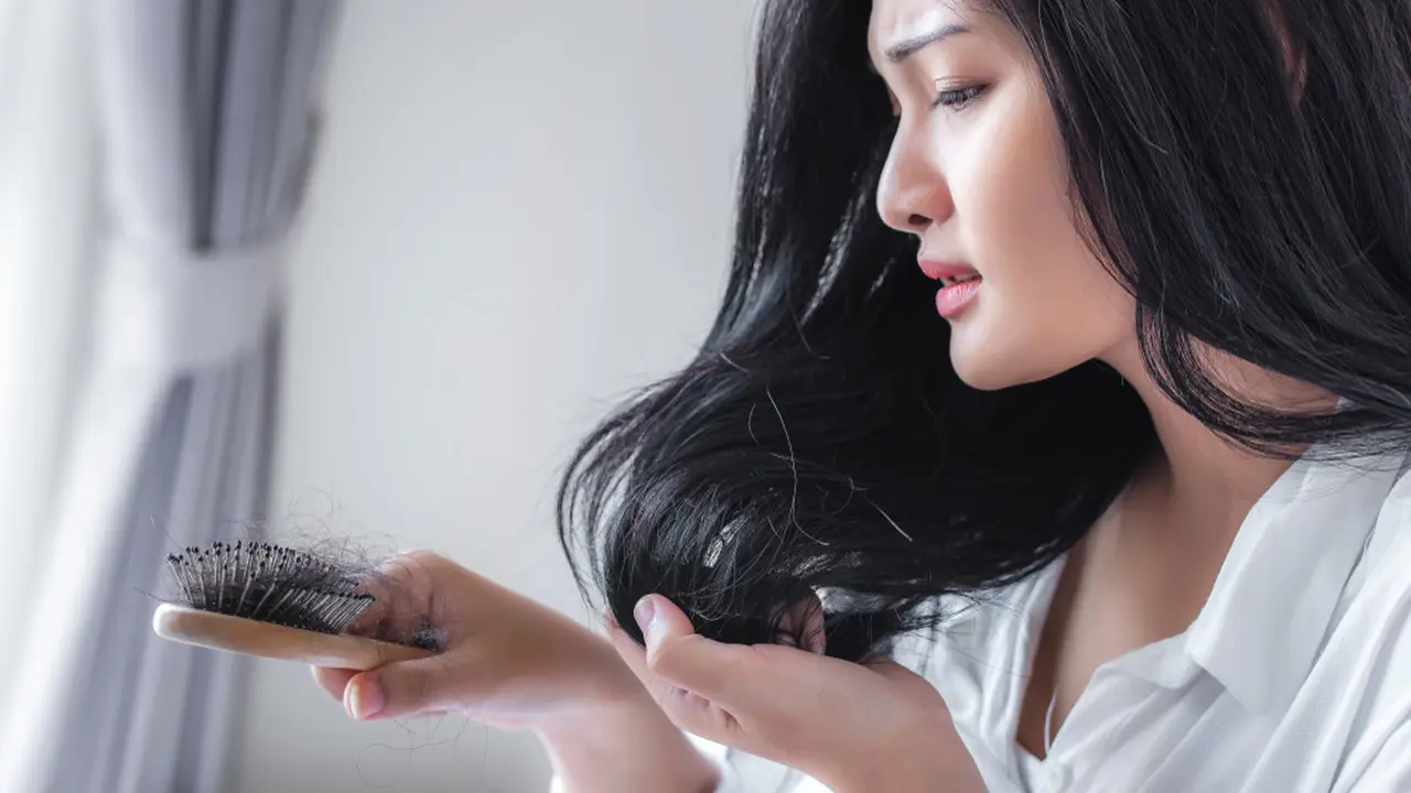 Rambut Rontok Parah Bikin Resah, Perawatan Apa yang Bisa Dilakukan di Rumah?