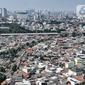 Pandangan udara permukiman padat penduduk di Jakarta, Senin (27/7/2020). Menteri Keuangan Sri Mulyani mengatakan pertumbuhan ekonomi di DKI Jakarta mengalami penurunan sekitar 5,6 persen akibat wabah Covid-19. (merdeka.com/Iqbal S. Nugroho)