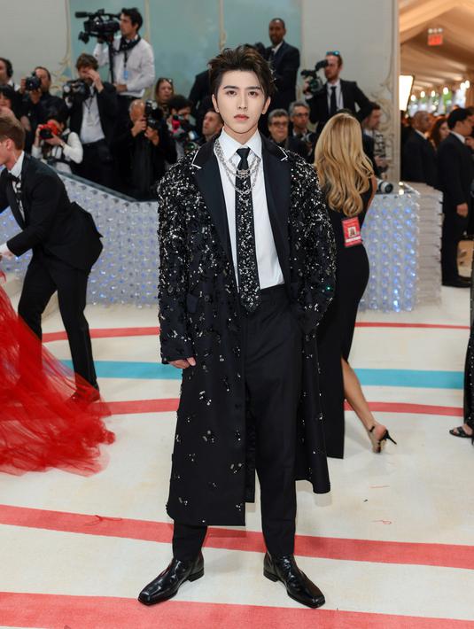 Saat para pesohor dunia, termasuk sejumlah selebritas Asia, tersebut berjalan di karpet merah, ada seorang pria yang menarik perhatian karena penampilan dan pakaiannya. (Photo by Dimitrios Kambouris / GETTY IMAGES NORTH AMERICA / Getty Images via AFP)