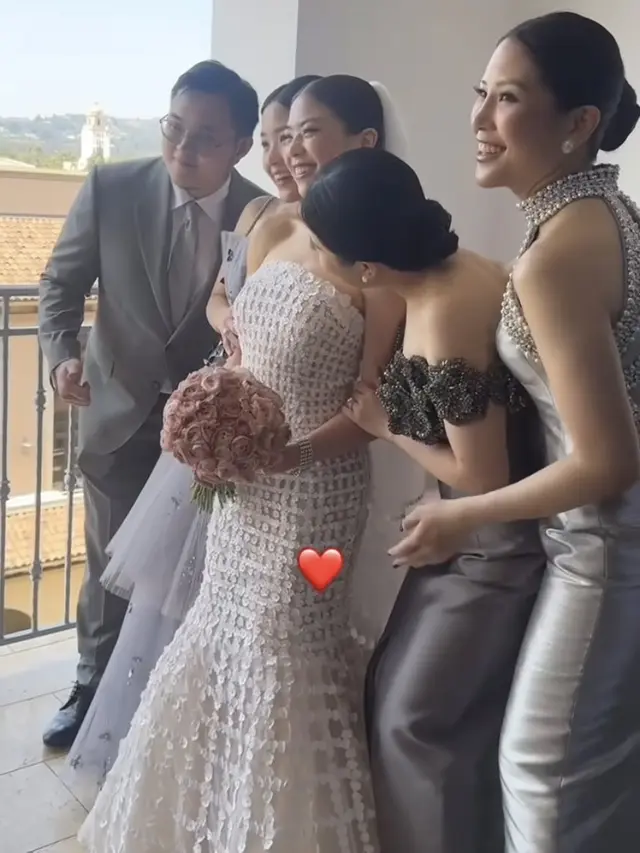 Angela Tanoesoedibjo di hari pernikahan sang adik, Clarissa Tanoesoedibjo.