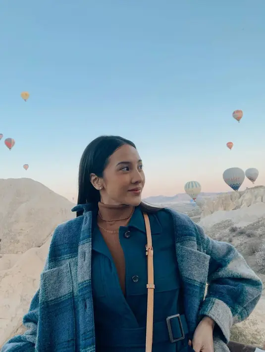 Berlatar balon udara, Anya Geraldine berganti look dengan gaya super chic [@anyageraldine]