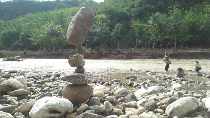 Sungai Oya Yogyakarta sering jadi tujuan Suryadi membuat batu bertumpuk