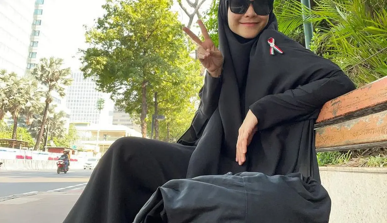 Zaskia Adya Mecca turun ke jalan untuk aksi damai memerlihatkankan dukungannya terhadap Palestina. Ia pun tampil dengan abaya dan kerudung syari hitam lengkap dengan pink bendera Palestina yang disematkan di kerudungnya. [@zaskiadyamecca]