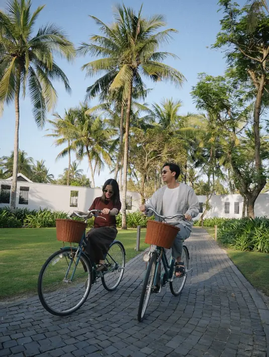 Dalam suasana resort tropis dengan deretan pohon kelapa, gaya mereka berubah menjadi lebih kasual.  [@nikitawillyofficial94].