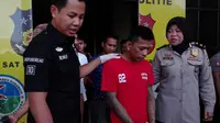 Satu dari tujuh Tahanan Polsek Tambaksari yang kabur ditangkap tim khusus Polrestabes Surabaya. (Liputan6.com/Dhimas Prasaja)