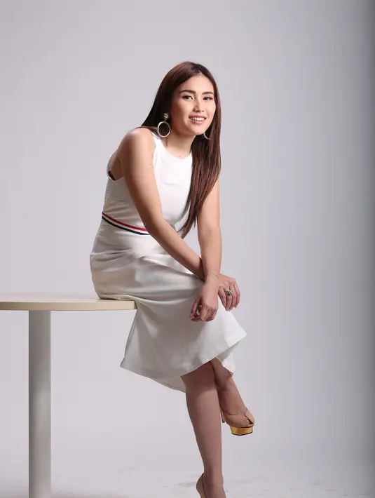 Kesuksesan lagu Sayang yang dibawakan mengalahkan pamor penyanyi dangdut populer sebelumnya, Ayu Ting Ting. Keduanya disebut-sebut memiliki kesamaan. Bahkan, beberapa kali Ayu dikalahkan Via lewat beberapa penghargaan. (Bambang E. Ros/Bintang.com)