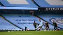 Pemain Manchester City Kevin De Bruyne mencetak gol ke gawang Arsenal lewat tendangan penalti pada laga Premier League di Etihad Stadium, Manchester, Inggris, Rabu (17/6/2020). Manchester City menang dengan skor 3-0. (LAURENCE GRIFFITHS/POOL/AFP)