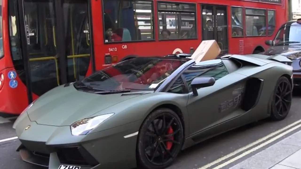 Begini Cara Unik Pemilik Lamborghini Bawa Hadiah Natal