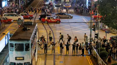 Demonstran prodemokrasi membentuk rantai manusia di jalanan Hong Kong, Jumat (23/8/2019). Menurut panitia, panjang rantai manusia tersebut sekitar 30 mil atau hampir 50 kilometer. (AP Photo/Kin Cheung)