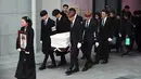 Teman-teman Jonghyun di SHINee ditunjuk sebagai pengangkat peti jenazah. (JUNG Yeon-Je/AFP)