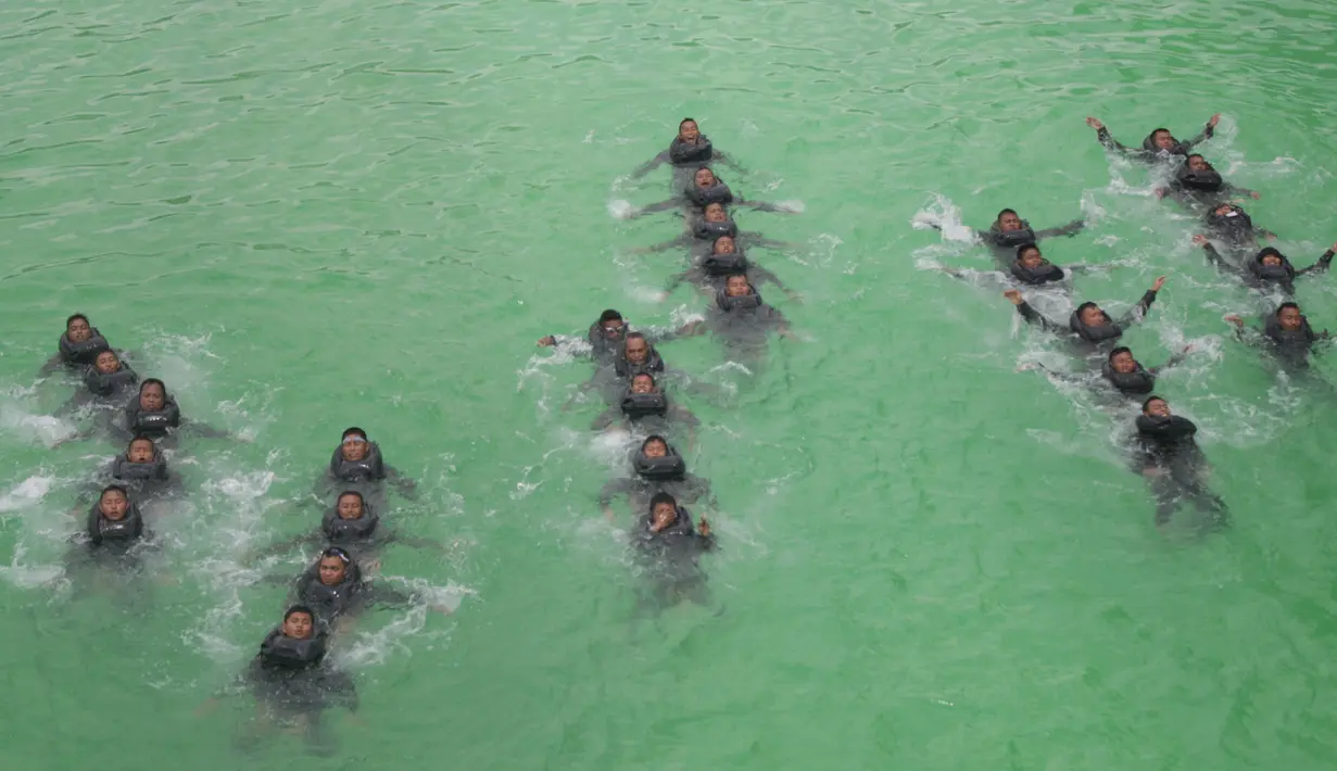 Personel penerbang dan awak Pesud TNI AL membentuk formasi saat latihan Sea and Junggle Survival di Surabaya (21/3). Dengan latihan ini diharapkan penerbang dan awak Pesud TNI AL mampu menjaga kesiapan tempur. (Foto: Dispen AL)