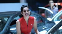Sales Promotion Girl tersenyum menyambut pengunjung Indonesia International Motor Show 2018 di JIExpo, Jakarta, Kamis (19/4). IIMS 2018 diselenggarakan hingga 29 April mendatang. (Liputan6.com/Helmi Fithriansyah)