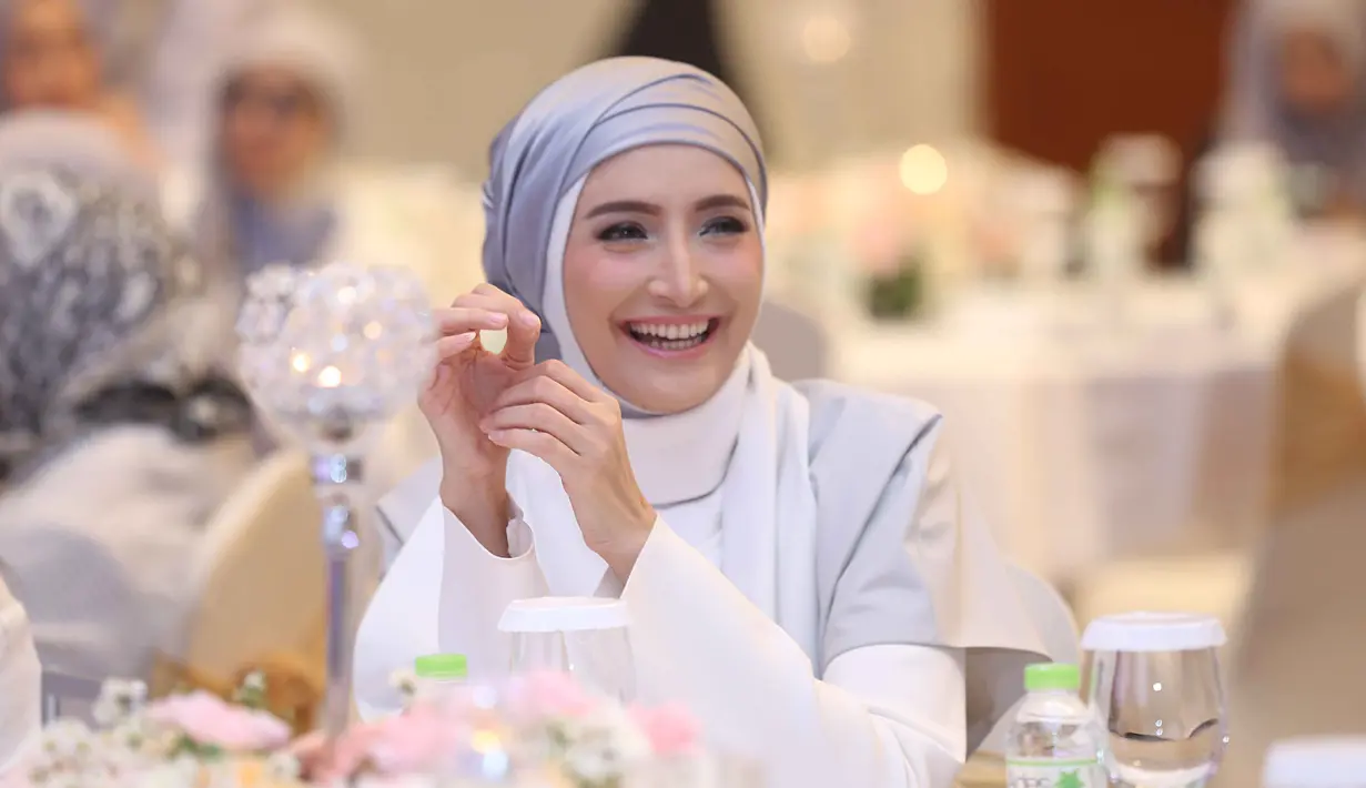 Ditemui di kawasan Brawijaya, Jakarta Selatan Rabu (14/6) artis senior itu mengaku beda pada puasa kali ini. Lantaran, ia mengaku tak bisa lagi seperti tahun-tahun sebelumnya, menjalankan salat dan tarawih berjamah. (Nurwahyunan/Bintang.com)