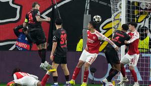 Robert Andrich mencetak gol dalam laga Bayer Leverkusen vs Arsenal di leg pertama 16 besar Liga Champions 2025/2026, Kamis (12/3/2026). (AP Photo/Martin Meissner)