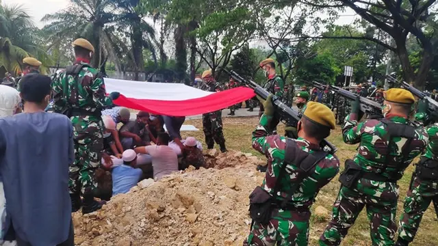 Pemakaman secara militer prajurit TNI gugur di Taman Makam Bahagia Pekanbaru.