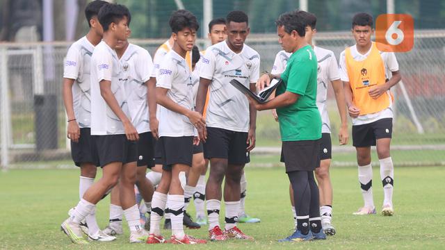 Foto: Bima Sakti Tes Kebersamaan Pemain Timnas Indonesia U-17, Pindahkan Gawang Jadi Momennya