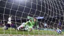 Gelandang Tottenham Hotspur, Lucas Moura, mencetak gol ke gawang Barcelona pada laga Liga Champions di Stadion Camp Nou, Spanyol, Selasa (11/12). Kedua tim bermain imbang 1-1. (AP/Manu Fernandez)