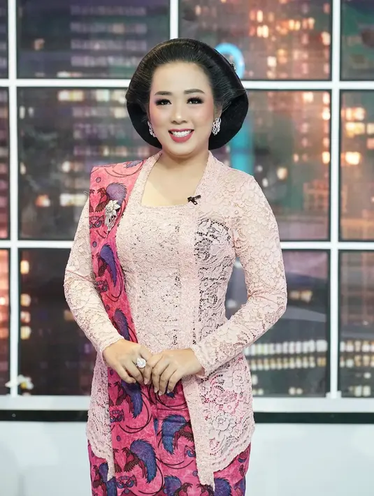 Pemilik nama lengkap Soimah Pancawati ini tampil simpel dengan kebaya warna pink soft dan dipadukan dengan kain jarik bermotif burung. Sambil tersenyum, pesonanya begitu terpancar.
(Liputan6.com/IG/@showimah)