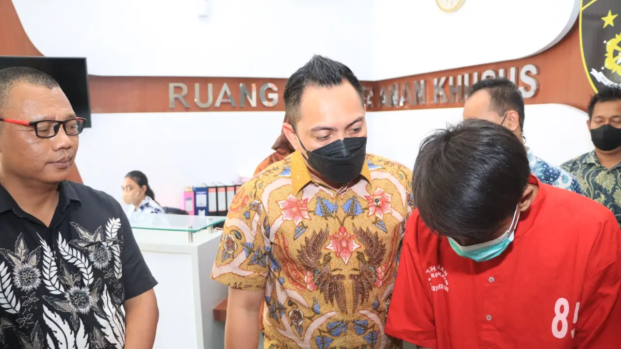 Pemuda FA (28) ditangkap polisi lantaran sengaja merekam video perempuan sedang mandi. (Dian Kurniawan/Liputan6.com)