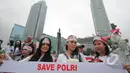 Kelompok massa Pembela Kesatuan (Pekat) Indonesia Bersatu saat melakukan aksi "Save Polri", Bundaran HI, Jakarta, Minggu (1/2/2015). (Liputan6.com/Herman Zakharia)