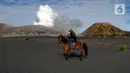 Pemilik kuda berkeliling di lautan pasir Gunung Bromo, Probolinggo, Jawa Timur, Jumat (10/9/2021). Balai Besar Taman Nasional Bromo Tengger Semeru (BB-TNBTS) mulai membuka pintu masuk kawasan wisata Bromo melalui Kabupaten Probolinggo. (merdeka.com/Arie Basuki)