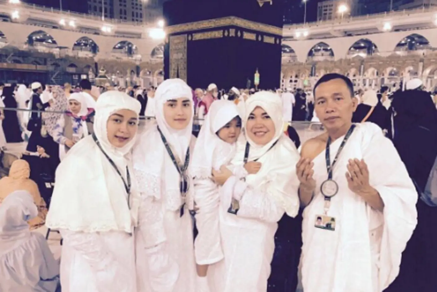 Ayu Ting Ting melaksanakan ibadah umrah bersama keluarganya. (Instagram/ayutingting92)