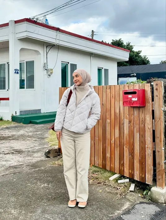 Rumah yang dikunjungi Nabila berada di alamat 1040 Siheung-ri, Seongsan-eup, Seogwipo-si, Jeju-do. Dalam unggahannya, Nabila mengaku sangat tersentuh saat menginjakkan kaki di lokasi syuting tersebut. Ia membagikan kebahagiaannya melalui foto dan cerita emosional tentang pengalamannya berada di sana. (Liputan6.com/IG/@nabilaishma)