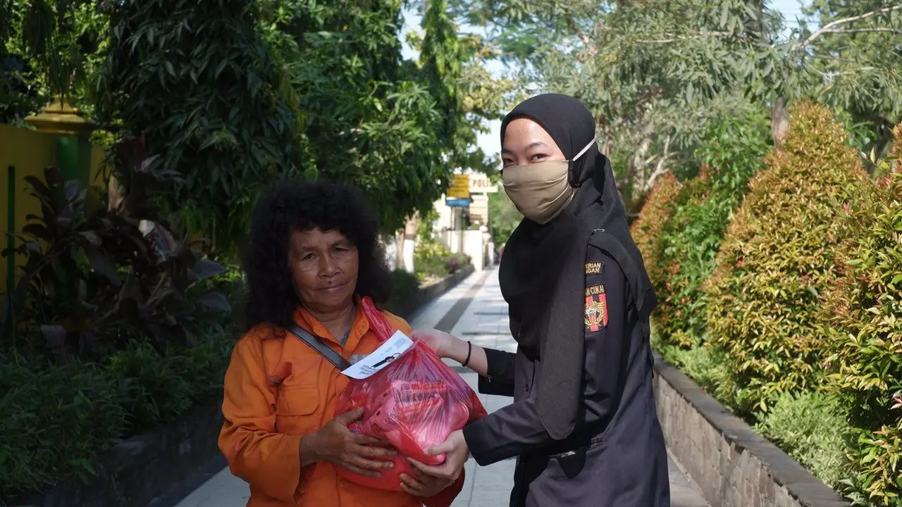 Bantuan sembako dari Bea Cukai.