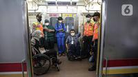 Penyandang disabilitas naik kereta saat menjajal fasilitas di Stasiun Jatinegara, Jakarta, Jumat (3/12/2021). KAI Commuter berupaya memperbaiki layanan perkeretaapian, termasuk meningkatkan aksesibilitas di kereta dan stasiun. (Liputan6.com/Faizal Fanani)