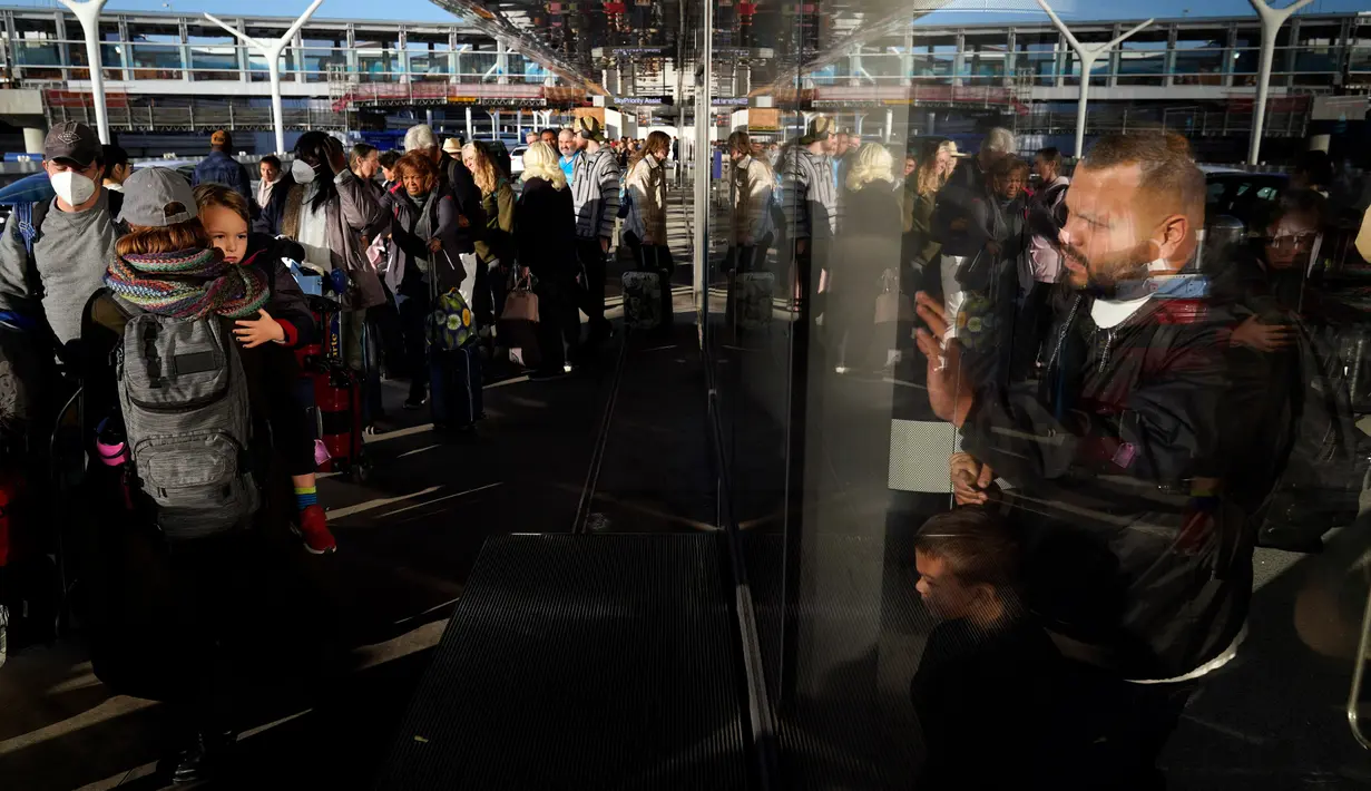 <p>Orang-orang mengantre untuk check-in di Bandara Internasional Los Angeles, Los Angeles, Amerika Serikat, 19 Desember 2022. Liburan Natal dan Tahun Baru bagi sebagian warga Amerika Serikat dan Eropa tahun ini menghadirkan kekhawatiran karena tekanan ekonomi. (AP Photo/Jae C. Hong)</p>