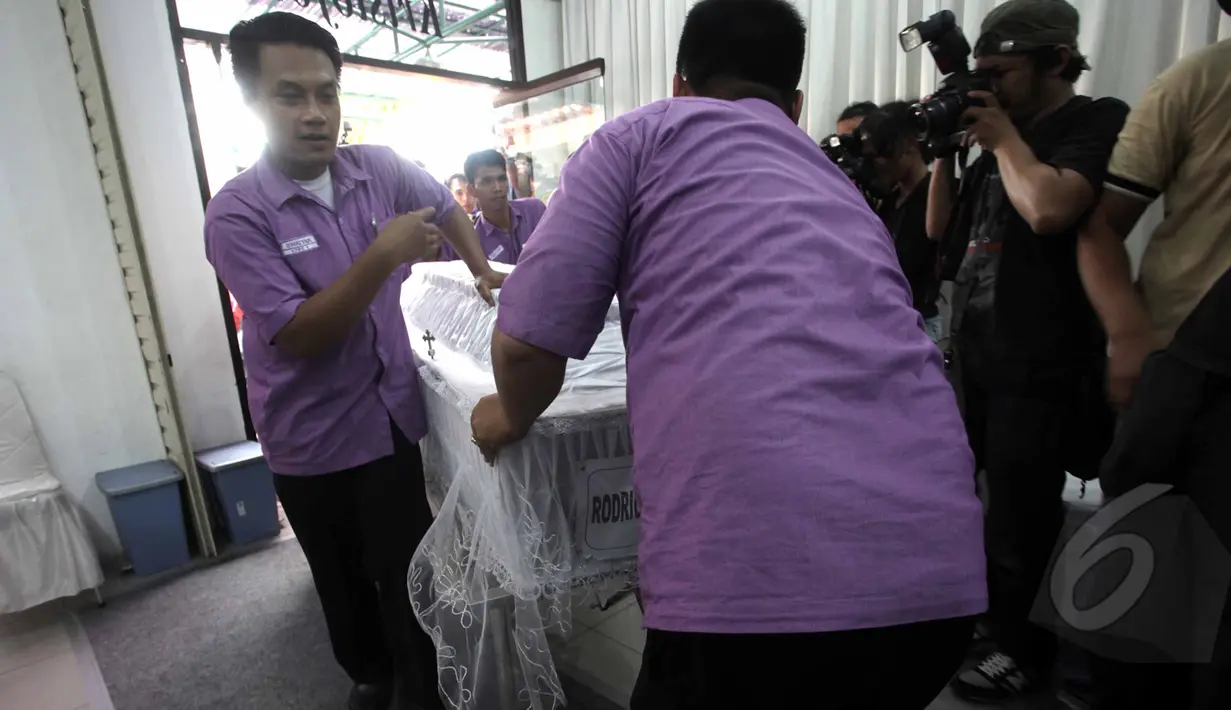 Petugas memasukkan peti jenazah Rodrigo Gularte ke dalam ruang Rumah Duka RS Carolus, Jakarta, Rabu, (29/4/2015). Jenazah tiba sekitar pukul 12.50 WIB. (Liputan6.com/Helmi Afandi)