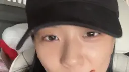 Jisoo mengatakan dia ingin merekam video saat mengendarai sepeda dan meminta Rose melakukan itu bersamanya. Rose juga ikut mengomentari sesi live Jisoo. (Foto: Jisoo Weverse Live via Twitter)